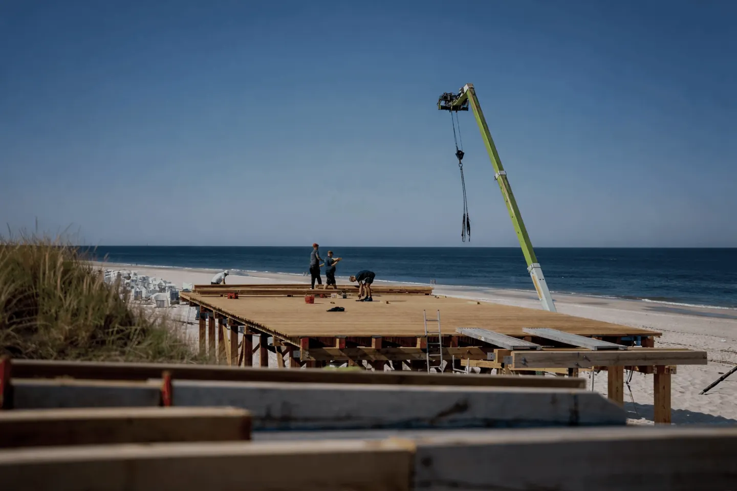 Strandkorbpodest der Zimmerei Nielsen im Bau am Strand von Sylt